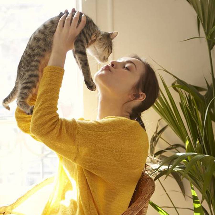 Mujer jugando con su gato